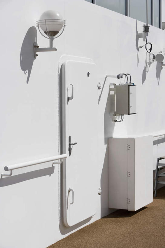 无人,竖图,室外,白天,正面,船,照明,阴影,光线,壁灯,影子,墙,灯光,游轮,墙壁,墙面,游船,灯,阳光,灯具,交通工具,照亮,照明设备,载具,旅游船,彩图