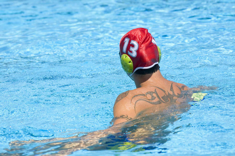 水球,西方人,一个人,体育馆,游泳池,站,伸展双臂,横图,俯视,室外,白天,锻炼,旅游,度假,安全,运动,水,帽子,欧洲,欧洲人,仅一个男性,仅一个人,仅一个中年男性,泳帽,标志,数字,文字,字符,水池,水面,防护,娱乐,标识,运动器械,泳池,站着,享受,休闲,健身器械,放松,阿拉伯数字,耳罩,保护,游泳馆,室外运动,游泳帽,保险,健身器材,户外运动,隔音,耳套,保全,周全,安稳,安定,耳护,水球运动,水球装备,平安,男人,男性,中年男性,白种人,敞开双臂,伸开双臂,展开双肩,站立,张开手臂,张开双臂,半身,彩图,高角度拍摄,健身,运动器材