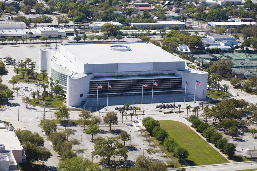 无人,家,横图,俯视,航拍,室外,白天,度假,草地,草坪,美景,植物,城市风光,城市,路灯,旗帜,国旗,照明,美国,房屋,屋子,景观,公寓,灯光,娱乐,洋房,楼房,星条旗,住宅,灯,草,树,树木,绿色,自然,享受,休闲,景色,放松,美国国旗,生长,成长,照亮,北美,北美洲,照明设备,鸟瞰,美洲,佛罗里达,奥兰多,佛罗里达州,佛州,阳光州,北亚美利加洲,亚美利加洲,奥兰多市,旗,彩图,高角度拍摄,房子,美利坚合众国国旗