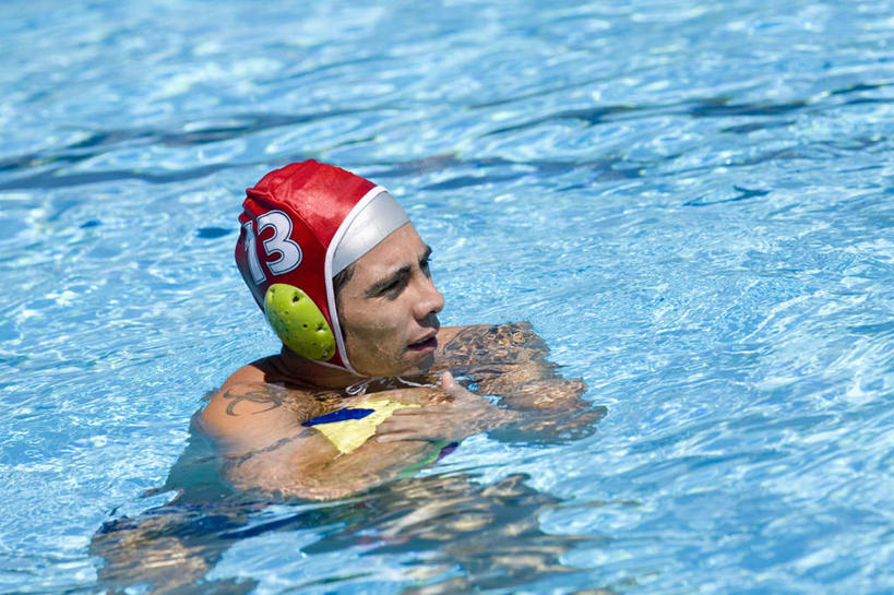 水球,西方人,一个人,体育馆,游泳池,站,抱,横图,俯视,室外,白天,锻炼,旅游,度假,安全,运动,水,帽子,欧洲,欧洲人,仅一个男性,仅一个人,仅一个中年男性,泳帽,标志,数字,文字,字符,水池,水面,防护,注视,娱乐,标识,运动器械,泳池,观察,看,站着,享受,休闲,健身器械,放松,阿拉伯数字,耳罩,抱着,观看,保护,察看,游泳馆,搂着,关注,室外运动,游泳帽,保险,健身器材,户外运动,隔音,耳套,保全,周全,安稳,安定,耳护,水球运动,水球装备,平安,男人,男性,中年男性,白种人,搂,搂抱,站立,半身,彩图,高角度拍摄,健身,运动器材