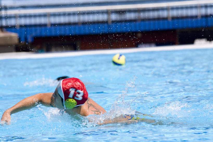 水球,游泳,西方人,一个人,体育馆,游泳池,横图,室外,白天,侧面,锻炼,旅游,度假,安全,运动,水,帽子,欧洲,欧洲人,仅一个男性,仅一个人,仅一个中年男性,飞溅,泳帽,溅,标志,数字,文字,液体,字符,水池,水滴,水面,看台,防护,注视,娱乐,标识,运动器械,泳池,座位,水珠,一个,观察,看,享受,休闲,健身器械,放松,阿拉伯数字,单个,耳罩,观看,保护,察看,游泳馆,关注,喷洒,室外运动,游泳帽,保险,健身器材,户外运动,隔音,耳套,保全,周全,安稳,安定,耳护,泅水,拍浮,坐位,水球运动,水球装备,平安,男人,男性,中年男性,白种人,半身,彩图,健身,运动器材