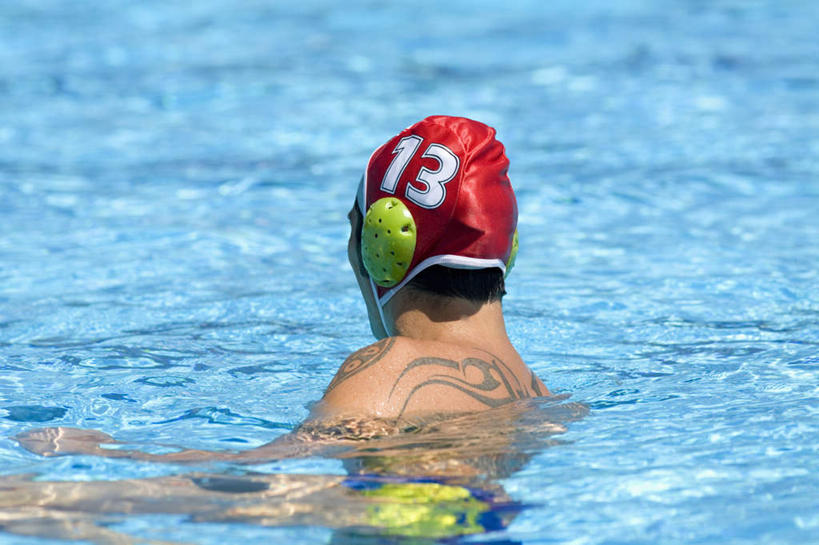 水球,西方人,一个人,体育馆,游泳池,站,横图,室外,白天,锻炼,旅游,度假,安全,运动,水,帽子,欧洲,欧洲人,仅一个男性,仅一个人,握,泳帽,标志,数字,文字,字符,水池,水面,防护,拿,拿着,娱乐,标识,运动器械,泳池,仅一个年轻男性,一个,背面,红色,站着,享受,休闲,健身器械,放松,握着,阿拉伯数字,单个,耳罩,保护,游泳馆,室外运动,游泳帽,保险,健身器材,户外运动,隔音,耳套,保全,周全,安稳,安定,耳护,水球运动,水球装备,平安,男人,男性,年轻男性,白种人,站立,半身,彩图,健身,运动器材