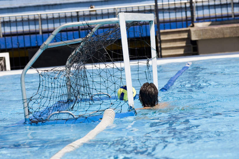 水球,西方人,一个人,体育馆,游泳池,栏杆,站,横图,室外,白天,锻炼,旅游,度假,运动,水,欧洲,欧洲人,仅一个男性,仅一个人,握,阴影,光线,影子,水池,水面,围栏,看台,球网,拿,拿着,娱乐,运动器械,泳池,护栏,座位,仅一个年轻男性,一个,背面,阳光,站着,享受,休闲,健身器械,放松,握着,单个,游泳馆,室外运动,健身器材,户外运动,坐位,水球运动,水球装备,男人,男性,年轻男性,白种人,站立,半身,彩图,健身,运动器材