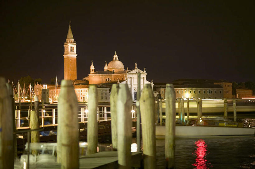 无人,教堂,码头,横图,室外,夜晚,正面,旅游,度假,河流,名胜古迹,水,标志建筑,地标,港口,建筑,路灯,照明,意大利,欧洲,威尼斯,一排,阴影,节日,遗迹,整齐,光线,影子,河水,水流,灯光,树桩,古迹,文化,文物,娱乐,建设,古建筑,灯,树,树干,排列,祈祷,享受,休闲,健康,木桩,旅游胜地,放松,许愿,宗教,信仰,纪念,祈求,照亮,基督教,照明设备,队列,南欧,天主教,信念,古文明,意大利共和国,平安,彩图,摆渡口,埠头,大教堂,渡口,渡头,港湾,海港,货运码头,口岸,礼拜堂,商港,圣乔治.马焦雷教堂,圣乔治.马焦雷岛