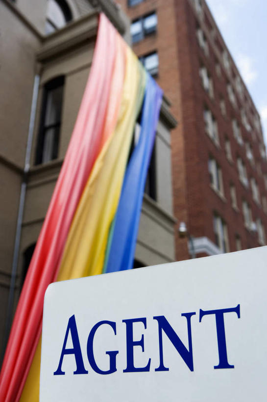 无人,家,竖图,彩色,室外,白天,仰视,爱情,度假,美景,窗户,城市风光,城市,旗帜,一面,英文,标志,文字,字符,字母,房屋,墙,屋子,景观,公寓,浪漫,娱乐,标识,旗子,洋房,楼房,玻璃窗,墙壁,墙面,住宅,蓝色,蓝天,天空,天,享受,休闲,温暖,温馨,景色,恩爱,放松,恋人,晴朗,英文字母,和睦,同性恋,万里无云,旌旗,旗号,情侣,晴空,晴空万里,彩图,低角度拍摄,房子,彩虹旗,伴侣,融洽