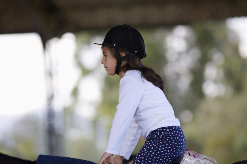 西方人,儿童,一个人,坐,横图,室外,白天,侧面,纯洁,植物,马,野生动物,帽子,欧洲,欧洲人,仅一个女性,仅一个人,服装,朦胧,模糊,头盔,注视,休闲装,运动器械,一匹,树,树木,小孩,衣服,绿色,自然,动物,安全帽,观察,看,仅一个小孩,休闲,休闲服,健身器械,可爱,童年,童趣,运输,服饰,牲畜,生长,成长,观看,察看,关注,健身器材,童真,烂漫,无邪,马球,打毬,击鞠,天真,女孩,女人,女性,白种人,孩子,坐着,半身,彩图,运动器材,女生