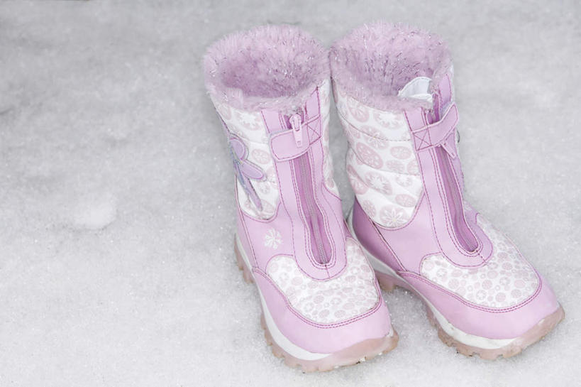 无人,横图,俯视,室外,特写,白天,雪,大雪,鞋子,一双,积雪,雪景,冬季,冬天,靴子,粉色,寒冷,滑雪装备,严寒,滑雪靴,彩图,高角度拍摄,雪靴