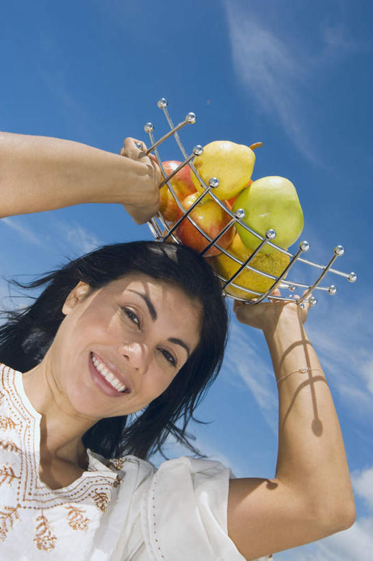 西方人,脸,头,脸颊,手,一个人,站,举,笑,交叉,微笑,露齿笑,竖图,室外,特写,白天,仰视,竹子,苹果,梨,水果,欧洲,欧洲人,双手,仅一个女性,仅一个人,一堆,握,阴影,堆叠,堆积,竹制,服装,新鲜,编织,光线,篮子,影子,云,云朵,生食,食品,果实,拿,云彩,拿着,注视,休闲装,肩膀,食物,一个,衣服,蓝色,白云,蓝天,天空,阳光,竹篮,天,青苹果,观察,看,托,站着,仅一个中年女性,休闲,手部,休闲服,香梨,握着,服饰,有机食品,绿色食品,晴朗,单个,观看,竹条,堆,交织,察看,竹制品,关注,穿插,女人,女性,中年女性,白种人,头部,脸部,脸蛋,面部,晴空,生梨,举起,举手,举着,向上举,向上伸,向上托,站立,半身,彩图,低角度拍摄