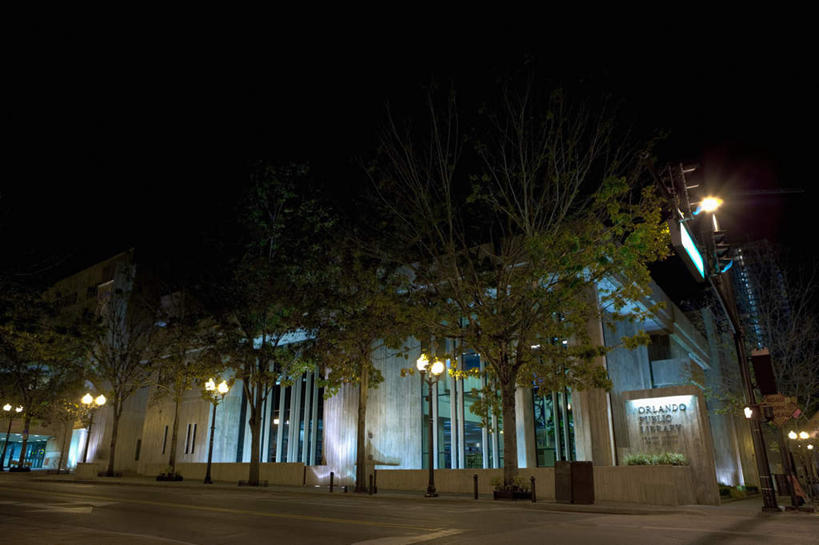 无人,家,横图,室外,夜晚,仰视,度假,美景,植物,窗户,城市风光,城市,路灯,照明,美国,阴影,光线,影子,房屋,墙,屋子,景观,公寓,灯光,娱乐,洋房,楼房,玻璃窗,墙壁,墙面,住宅,灯,树,树木,绿色,自然,享受,休闲,景色,放松,生长,成长,照亮,北美,北美洲,照明设备,美洲,佛罗里达,奥兰多,佛罗里达州,佛州,阳光州,北亚美利加洲,亚美利加洲,奥兰多市,彩图,低角度拍摄,房子