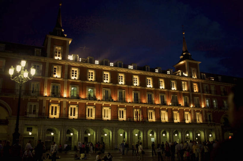 西方人,家,走,横图,室外,夜晚,正面,度假,美景,窗户,城市风光,城市,路灯,照明,西班牙,欧洲,欧洲人,行人,游客,游人,阴影,服装,光线,影子,房屋,墙,屋子,景观,公寓,灯光,首都,许多人,娱乐,洋房,楼房,马约尔广场,路人,旅客,玻璃窗,墙壁,墙面,住宅,灯,衣服,一群人,享受,休闲,马德里,景色,放松,服饰,照亮,衣着,照明设备,穿着,南欧,西班牙王国,马德里自治区,衣饰,过客,男人,男性,年轻男性,年轻女性,女人,女性,白种人,步行,散步,走路,半身,彩图,房子