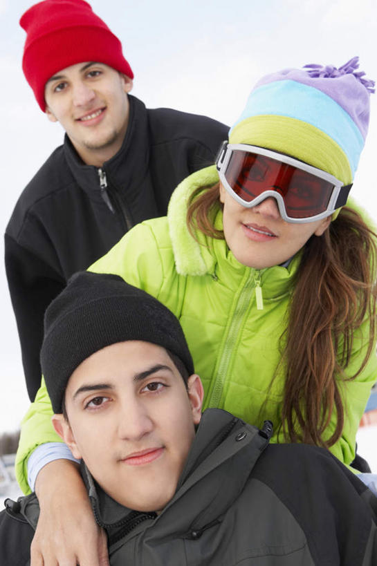 西方人,三个人,伙伴,朋友,坐,笑,微笑,露齿笑,竖图,室外,白天,正面,友谊,安全,雪,大雪,帽子,欧洲,欧洲人,服装,眼镜,积雪,雪景,冬季,冬天,防护,依偎,注视,衣服,观察,看,靠,靠着,倚靠,温暖,寒冷,服饰,观看,保暖,护目镜,保护,察看,倚着,御寒,关注,滑雪镜,保险,滑雪服,依附,依赖,投靠,保全,周全,安稳,安定,棉帽,严寒,安全防护眼镜,竞技服,旅游服,冬装,平安,友情,男人,男性,年轻男性,年轻女性,女人,女性,中年男性,白种人,坐着,半身,彩图,雪镜,防护眼镜