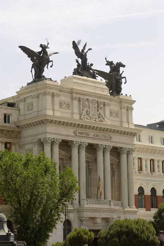 无人,家,竖图,室外,白天,仰视,旅游,度假,植物,标志建筑,地标,建筑,路灯,旗帜,国旗,照明,雕塑,西班牙,欧洲,艺术,装饰,雕刻,雕像,房屋,屋子,公寓,灯光,首都,娱乐,建设,洋房,楼房,住宅,灯,树,树木,蓝色,绿色,蓝天,天空,自然,工艺品,天,享受,休闲,马德里,旅游胜地,放松,生长,晴朗,成长,纪念,照亮,美术,照明设备,南欧,主题,陈列,万里无云,西班牙王国,功能,美学,马德里自治区,西班牙国旗,旗,晴空,晴空万里,彩图,低角度拍摄,房子