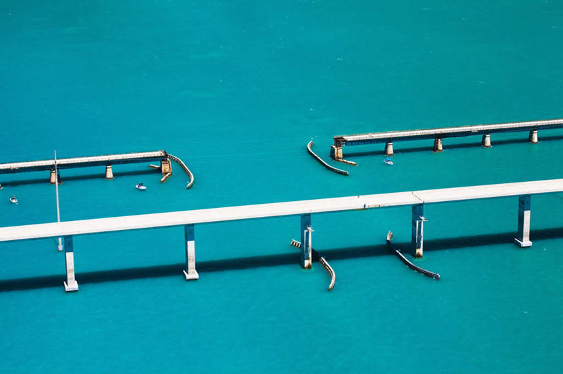 无人,横图,俯视,室外,白天,度假,海浪,海洋,美景,城市风光,城市,大桥,立交桥,桥梁,美国,阴影,光线,影子,景观,浪花,高架,斜拉桥,桥,娱乐,阳光,海水,享受,休闲,景色,放松,北美,北美洲,美洲,海景,佛罗里达,佛罗里达州,佛州,阳光州,北亚美利加洲,亚美利加洲,佛罗里达半岛,大海,风浪,海,海水的波动,近岸浪,涌浪,彩图,高角度拍摄,佛罗里达群岛