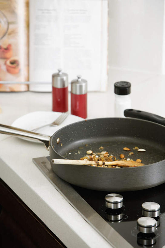 无人,竖图,俯视,室内,特写,白天,烹饪,厨房,厨具,金属制品,金属,罐子,锅子,平底锅,调料,盐,调味品,调味料,锅,食盐,玻璃制品,玻璃瓶,瓶子,锅具,灶具,燃气灶,烹饪用具,燃气具,烹调用具,烹调,彩图,高角度拍摄,灶间