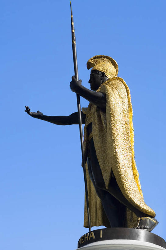 西方人,一个人,无人,站,竖图,室外,白天,仰视,旅游,度假,岛屿,标志建筑,城市,地标,建筑,雕塑,夏威夷,欧洲,美国,欧洲人,仅一个男性,仅一个人,仅一个中年男性,握,阴影,艺术,装饰,光线,雕刻,雕像,影子,拿,拿着,娱乐,建设,蓝色,蓝天,天空,阳光,工艺品,天,站着,享受,休闲,旅游胜地,放松,握着,晴朗,纪念,美术,北美,北美洲,国王,主题,美洲,陈列,万里无云,瓦胡岛,欧胡岛,一尊,火奴鲁鲁,首府,欧湖岛,夏威夷州,爱洛哈之州,卡美哈美哈国王,功能,美学,北亚美利加洲,亚美利加洲,聚集之岛,檀香山市,男人,男性,中年男性,白种人,列岛,群岛,诸岛,晴空,晴空万里,站立,彩图,低角度拍摄,全身,卡米哈米哈大帝,卡米哈米哈一世,檀香山