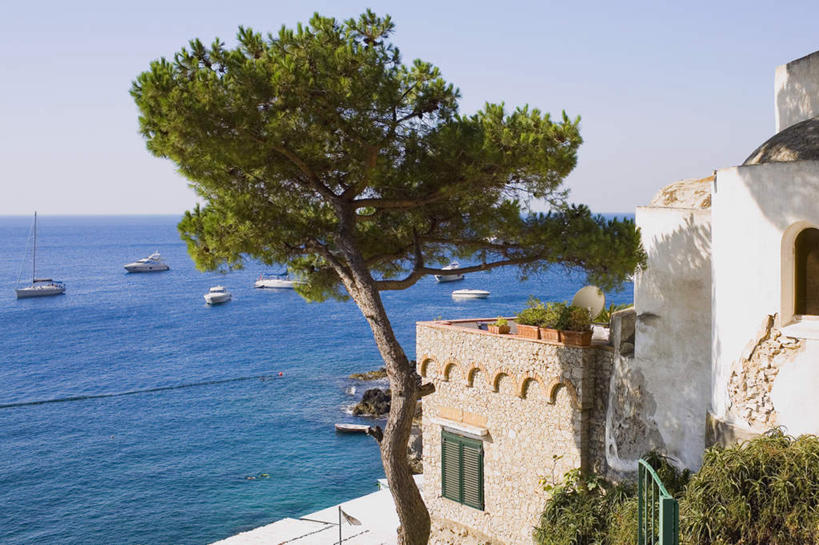 无人,家,横图,室外,白天,正面,度假,海浪,海洋,美景,植物,城市风光,城市,船,意大利,欧洲,许多,阴影,光线,影子,房屋,屋子,景观,浪花,水平线,公寓,辽阔,游艇,海平线,娱乐,洋房,楼房,住宅,树,树木,蓝色,绿色,蓝天,天空,阳光,自然,海水,交通工具,天,享受,休闲,广阔,景色,放松,生长,晴朗,成长,一望无际,南欧,载具,海景,卡普里,万里无云,意大利共和国,卡普里岛,坎帕尼亚,无边无际,一马平川,坎帕尼亚大区,卡碧岛,卡布里岛,女妖岛,大海,风浪,海,海水的波动,近岸浪,涌浪,晴空,晴空万里,彩图,房子,水天相接,水天一线