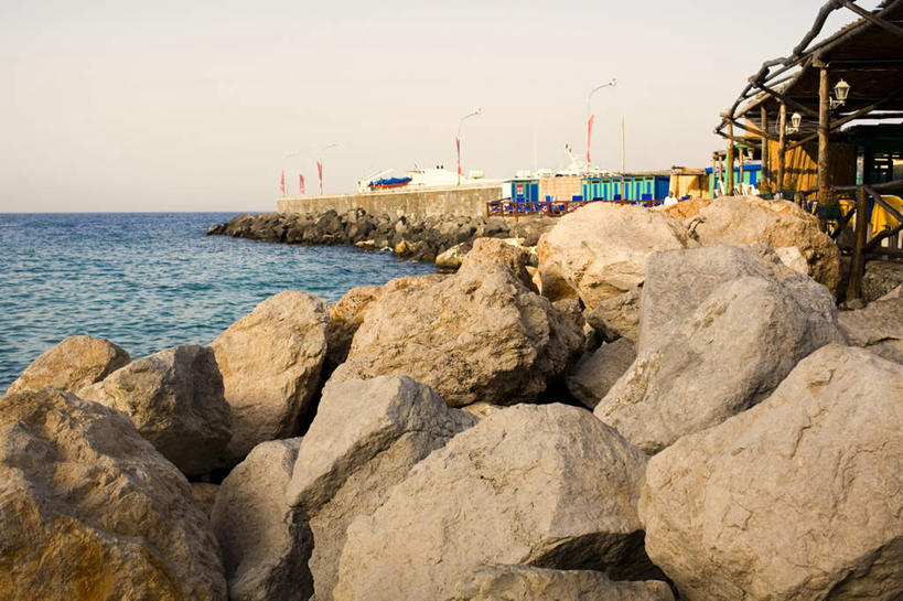 无人,码头,横图,室外,白天,正面,旅游,度假,海浪,海洋,石头,美景,港口,意大利,欧洲,石子,景观,浪花,水平线,辽阔,海平线,娱乐,蓝色,蓝天,天空,自然,海水,天,享受,休闲,广阔,景色,放松,晴朗,一望无际,南欧,自然风光,海景,卡普里,万里无云,意大利共和国,卡普里岛,坎帕尼亚,无边无际,一马平川,坎帕尼亚大区,卡碧岛,卡布里岛,女妖岛,大海,风浪,海,海水的波动,近岸浪,石块,岩石,涌浪,晴空,晴空万里,彩图,摆渡口,埠头,渡口,渡头,港湾,海港,货运码头,口岸,商港,水天相接,水天一线