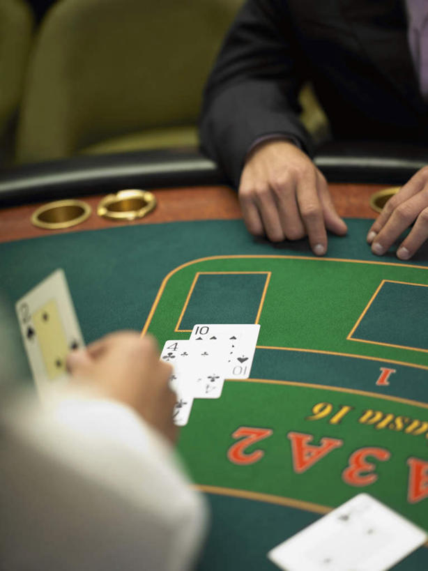 西方人,两个人,站,坐,竖图,俯视,室内,白天,西装,游戏,赌博,贪欲,竞争,桌面,桌子,扑克牌,纸牌,玩具,扑克,欧洲,欧洲人,握,阴影,套装,正装,反射,木制,标志,数字,文字,影子,字符,拿,玩,拿着,职业装,娱乐,标识,刺激,木制品,站着,休闲,握着,管理员,阿拉伯数字,活动,发泄,消遣,智力,赌具,21点,黑杰克,投机,侥幸,欲望,宣泄,男人,男性,年轻男性,白种人,玩耍,嬉戏,站立,坐着,半身,彩图,高角度拍摄,二十一点,胜负,输赢