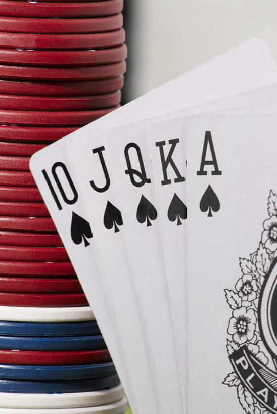 无人,竖图,室内,特写,白天,正面,游戏,赌博,贪欲,竞争,桌面,桌子,静物,扑克牌,纸牌,玩具,扑克,一排,阴影,朦胧,模糊,整齐,反射,木制,影子,玩,娱乐,刺激,排列,木制品,休闲,筹码,活动,计数,同花顺,队列,发泄,消遣,智力,赌具,积累,累积,投机,侥幸,欲望,宣泄,筹马,记数,玩耍,嬉戏,彩图,胜负,输赢