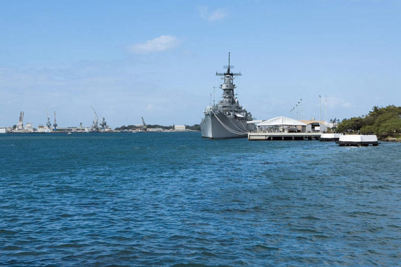 无人,码头,横图,室外,白天,正面,旅游,度假,岛屿,海浪,海洋,名胜古迹,树林,植物,标志建筑,城市,地标,港口,建筑,船,夏威夷,美国,遗迹,浪花,云,云朵,云彩,古迹,文物,娱乐,建设,古建筑,树,树木,蓝色,绿色,白云,蓝天,天空,自然,海水,天,享受,休闲,旅游胜地,放松,军舰,生长,晴朗,成长,北美,北美洲,美洲,海景,古文明,战舰,军用战舰,战船,瓦胡岛,欧胡岛,火奴鲁鲁,首府,欧湖岛,夏威夷州,爱洛哈之州,亚利桑那纪念馆,亚利桑那号纪念馆,北亚美利加洲,亚美利加洲,聚集之岛,檀香山市,国家陵园,亚利桑那战舰纪念馆,大海,风浪,海,海水的波动,近岸浪,列岛,群岛,涌浪,诸岛,晴空,彩图,摆渡口,埠头,渡口,渡头,港湾,海港,货运码头,口岸,商港,檀香山