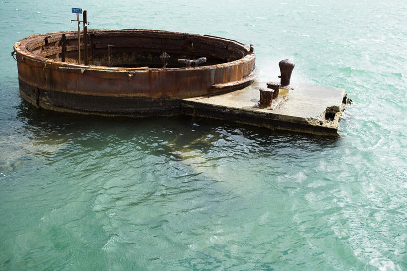 无人,横图,俯视,室外,白天,旅游,度假,岛屿,海浪,海洋,名胜古迹,标志建筑,城市,地标,建筑,夏威夷,美国,遗迹,浪花,纪念碑,古迹,文物,娱乐,建设,古建筑,海水,享受,休闲,旅游胜地,放松,北美,北美洲,美洲,海景,古文明,瓦胡岛,欧胡岛,火奴鲁鲁,首府,欧湖岛,夏威夷州,爱洛哈之州,亚利桑那纪念馆,亚利桑那号纪念馆,北亚美利加洲,亚美利加洲,聚集之岛,檀香山市,国家陵园,亚利桑那战舰纪念馆,大海,风浪,海,海水的波动,近岸浪,列岛,群岛,涌浪,诸岛,彩图,高角度拍摄,檀香山