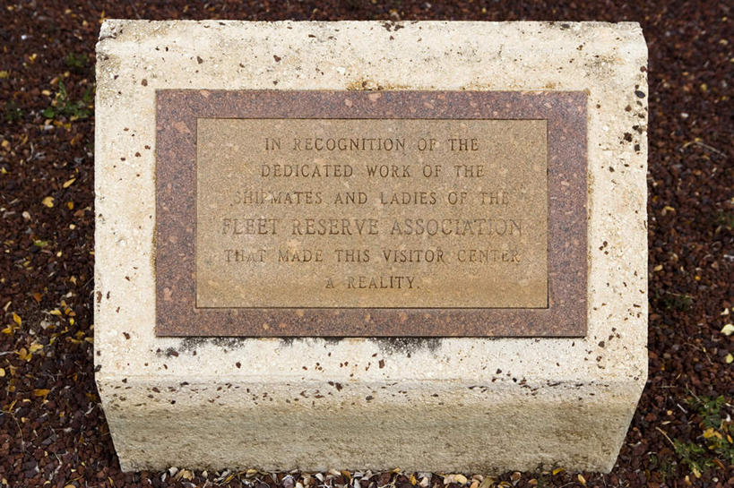 无人,横图,俯视,室外,特写,白天,旅游,度假,岛屿,名胜古迹,标志建筑,城市,地标,建筑,夏威夷,美国,遗迹,英文,标志,文字,字符,字母,泥土,土壤,纪念碑,古迹,文物,娱乐,标识,建设,古建筑,享受,休闲,旅游胜地,放松,英文字母,北美,北美洲,美洲,古文明,瓦胡岛,欧胡岛,火奴鲁鲁,首府,欧湖岛,夏威夷州,爱洛哈之州,亚利桑那纪念馆,亚利桑那号纪念馆,北亚美利加洲,亚美利加洲,聚集之岛,檀香山市,国家陵园,亚利桑那战舰纪念馆,列岛,群岛,诸岛,彩图,高角度拍摄,檀香山