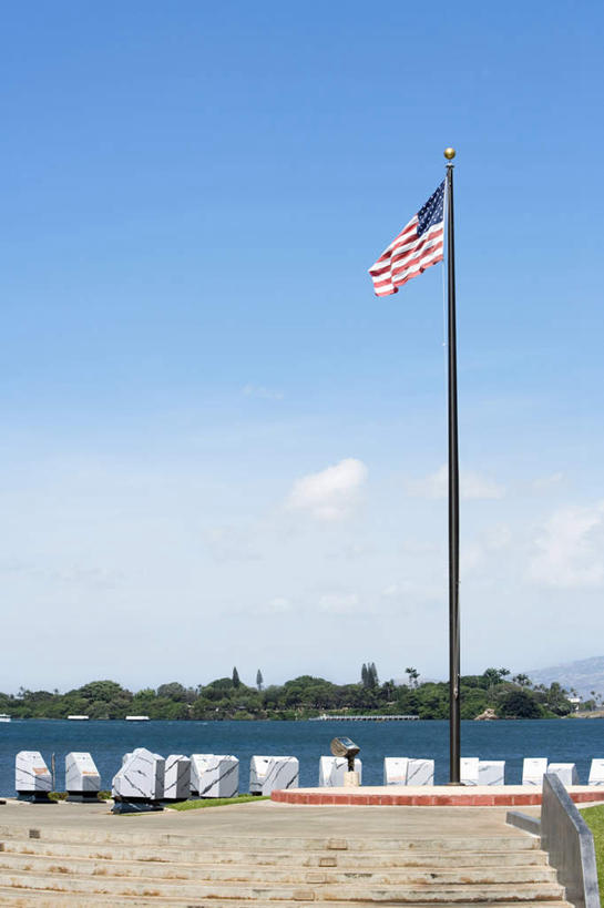 无人,竖图,室外,白天,正面,旅游,度假,岛屿,海浪,海洋,美景,树林,植物,旗帜,国旗,夏威夷,美国,阴影,飘扬,光线,旗杆,影子,景观,浪花,云,云朵,云彩,娱乐,星条旗,树,树木,蓝色,绿色,白云,蓝天,天空,阳光,自然,海水,天,享受,休闲,景色,放松,美国国旗,生长,晴朗,成长,飘逸,北美,北美洲,珍珠港,自然风光,飞扬,美洲,海景,瓦胡岛,欧胡岛,欧湖岛,夏威夷州,爱洛哈之州,北亚美利加洲,亚美利加洲,聚集之岛,旗,大海,风浪,海,海水的波动,近岸浪,列岛,群岛,涌浪,诸岛,晴空,彩图,美利坚合众国国旗