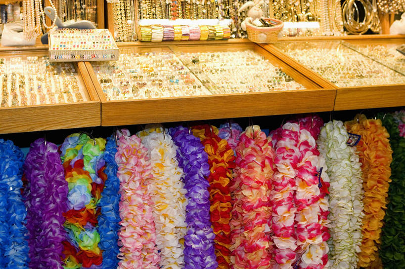 无人,商店,横图,俯视,室外,特写,白天,爱情,一排,吊挂,悬挂,整齐,装饰,盛开,花环,浪漫,挂,花蕾,商铺,黄金,货架,架子,装饰品,花,花瓣,花朵,鲜花,排列,戒指,饰品,手链,首饰,花苞,花蕊,金色,恩爱,手镯,华丽,修饰,信物,点缀,权利,镀金,队列,陈列架,镯子,衬托,美观,雅致,雅观,手饰,超市货架,市肆,商号,彩图,高角度拍摄,店铺