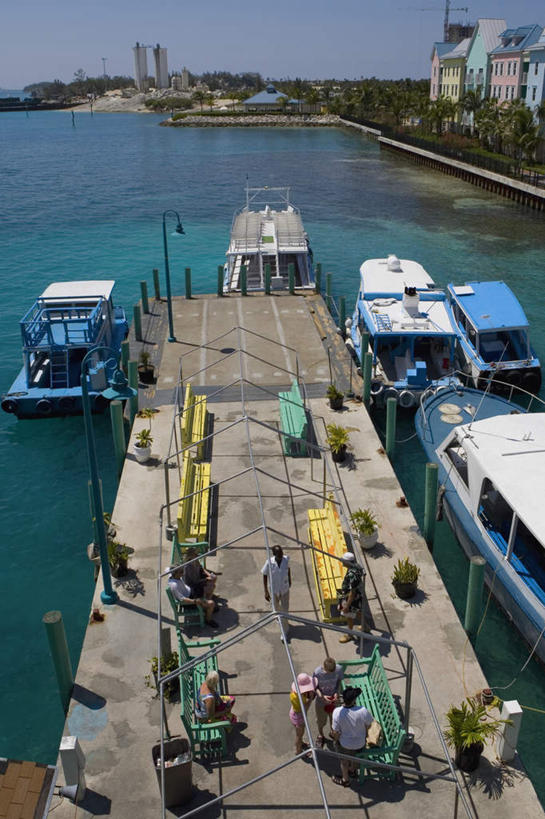 西方人,家,码头,站,走,竖图,俯视,室外,白天,度假,海浪,海洋,美景,植物,城市风光,城市,港口,船,欧洲,巴哈马,欧洲人,五个人,行人,阴影,服装,光线,影子,房屋,屋子,景观,浪花,公寓,游艇,集装箱,首都,许多人,注视,休闲装,娱乐,货柜,洋房,楼房,路人,住宅,树,树木,衣服,蓝色,绿色,蓝天,天空,阳光,自然,海水,箱子,交通工具,天,观察,看,站着,一群人,享受,休闲,休闲服,景色,放松,运输,服饰,生长,晴朗,成长,观看,察看,北美,北美洲,关注,载具,美洲,海景,物流,万里无云,天堂岛,北亚美利加洲,亚美利加洲,过客,巴哈马联邦,男人,男性,年轻男性,年轻女性,女人,女性,白种人,大海,风浪,海,海水的波动,近岸浪,涌浪,晴空,晴空万里,步行,散步,站立,走路,彩图,高角度拍摄,全身,房子,摆渡口,埠头,渡口,渡头,港湾,海港,货运码头,口岸,商港,拿骚