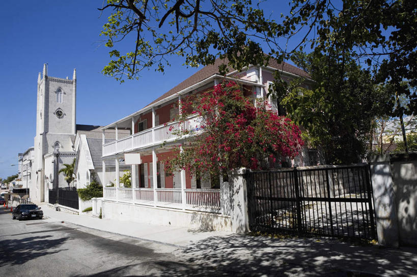 无人,家,横图,室外,白天,仰视,度假,美景,植物,城市风光,城市,巴哈马,阴影,光线,影子,房屋,屋子,景观,公寓,首都,娱乐,洋房,楼房,住宅,树,树木,蓝色,绿色,蓝天,天空,阳光,自然,天,享受,休闲,景色,放松,生长,晴朗,成长,北美,北美洲,美洲,万里无云,北亚美利加洲,亚美利加洲,巴哈马联邦,晴空,晴空万里,彩图,低角度拍摄,房子,拿骚