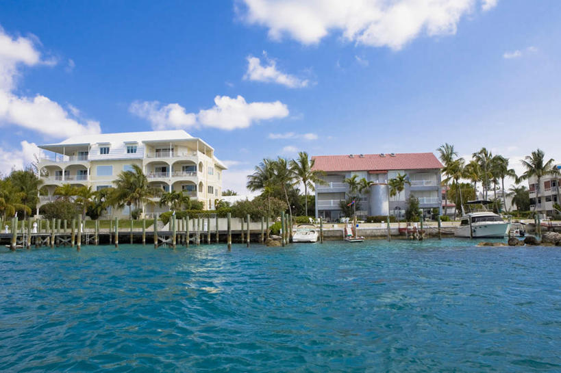 无人,家,横图,室外,白天,正面,旅游,度假,海浪,海洋,美景,植物,棕榈树,叶子,巴哈马,阴影,光线,影子,房屋,屋子,景观,浪花,云,云朵,公寓,绿叶,首都,云彩,娱乐,洋房,楼房,住宅,树,树木,蓝色,绿色,白云,蓝天,天空,阳光,自然,海水,天,享受,休闲,嫩叶,景色,放松,生长,晴朗,成长,北美,北美洲,自然风光,美洲,海景,棕榈叶,天堂岛,北亚美利加洲,亚美利加洲,巴哈马联邦,叶,叶片,大海,风浪,海,海水的波动,近岸浪,涌浪,晴空,彩图,房子,拿骚