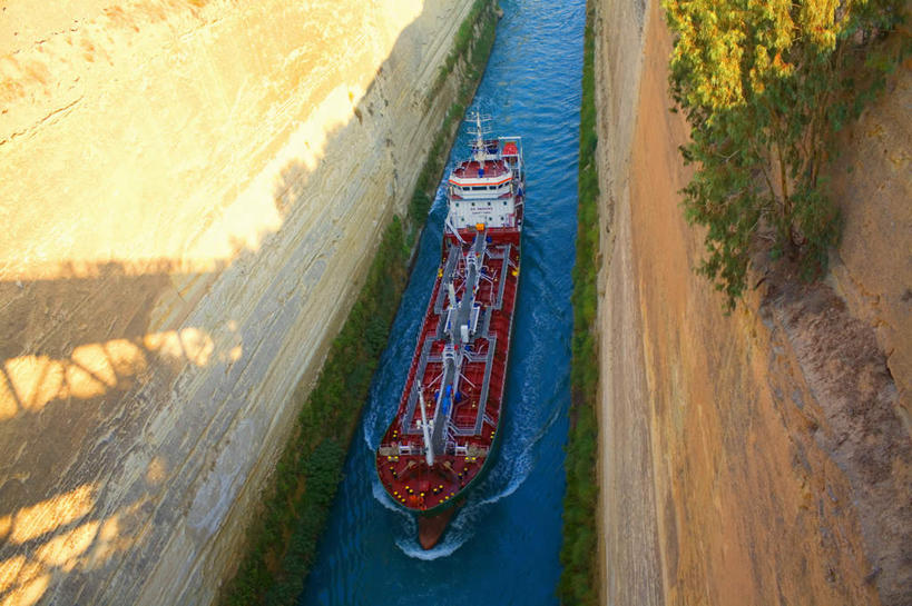 无人,横图,俯视,室外,白天,度假,河流,美景,水,植物,城市风光,城市,船,希腊,欧洲,一艘,墙,河水,景观,水流,首都,娱乐,墙壁,墙面,树,树木,绿色,自然,交通工具,享受,休闲,景色,放松,生长,成长,载具,货船,雅典,希腊共和国,阿提卡,阿提卡大区,彩图,高角度拍摄,商船