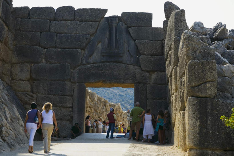 西方人,站,走,横图,室外,白天,旅游,度假,名胜古迹,门,标志建筑,地标,建筑,雕塑,希腊,欧洲,欧洲人,行人,游客,游人,阴影,服装,遗迹,艺术,装饰,光线,雕刻,雕像,影子,许多人,休闲装,古迹,文物,娱乐,建设,古建筑,石雕,路人,旅客,背面,衣服,蓝色,蓝天,天空,阳光,工艺品,门框,天,站着,一群人,享受,休闲,休闲服,旅游胜地,放松,服饰,晴朗,纪念,美术,主题,陈列,古文明,希腊共和国,万里无云,功能,美学,伯罗奔尼撒,伯罗奔尼撒半岛,过客,迈锡尼城,男人,男性,年轻男性,年轻女性,女人,女性,白种人,晴空,晴空万里,步行,散步,站立,走路,彩图,全身,迈锡尼