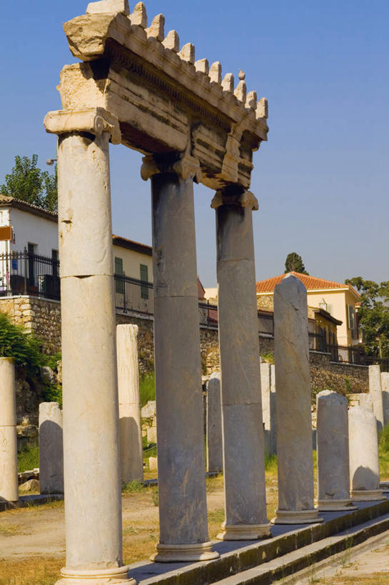 无人,竖图,室外,白天,仰视,旅游,度假,名胜古迹,植物,标志建筑,地标,建筑,雕塑,希腊,欧洲,阴影,遗迹,艺术,装饰,光线,雕刻,雕像,影子,柱子,首都,古迹,文物,娱乐,建设,古建筑,石雕,树,树木,蓝色,绿色,蓝天,天空,阳光,自然,工艺品,天,享受,休闲,旅游胜地,放松,生长,晴朗,成长,纪念,美术,主题,陈列,雅典,古文明,希腊共和国,万里无云,功能,美学,阿提卡,阿提卡大区,晴空,晴空万里,彩图,低角度拍摄