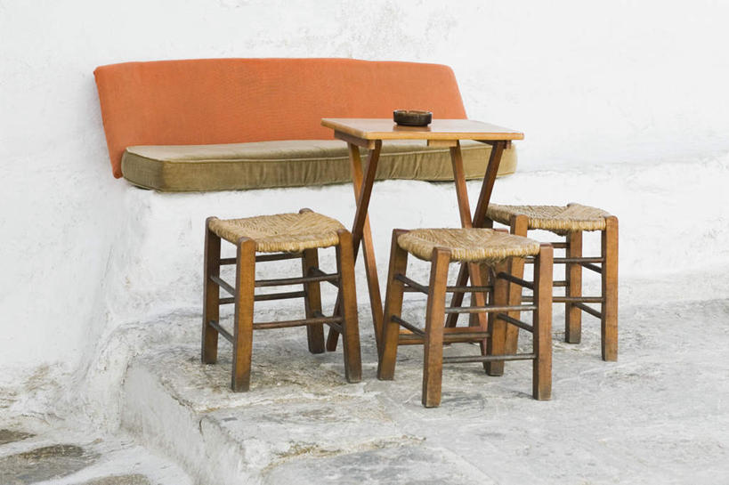 无人,横图,室外,白天,正面,度假,美景,桌面,桌子,城市风光,城市,椅子,希腊,欧洲,木制,陶瓷,木椅,墙,景观,陶瓷制品,娱乐,墙壁,墙面,白色,木制品,享受,休闲,景色,放松,烟灰缸,基克拉迪群岛,希腊共和国,米克诺斯岛,烟碟,烟盅,基克拉泽斯群岛,彩图