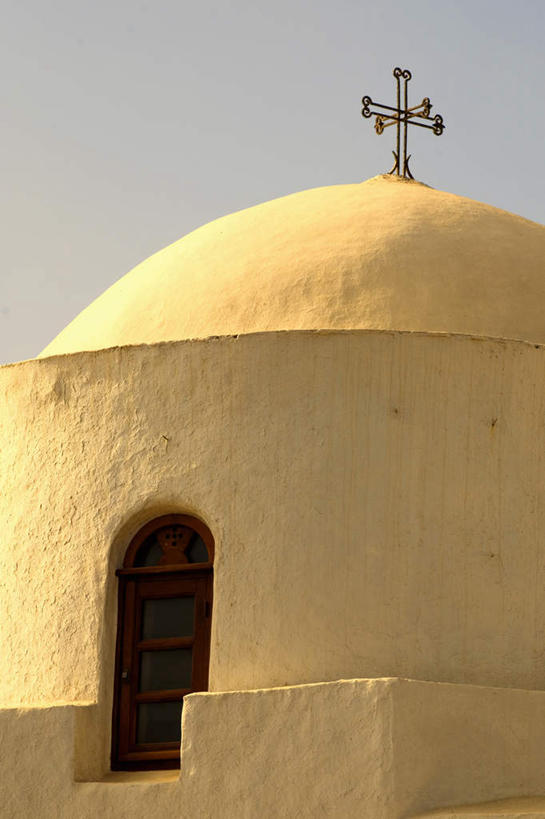 无人,教堂,竖图,室外,白天,仰视,旅游,度假,名胜古迹,标志建筑,地标,建筑,希腊,欧洲,阴影,节日,遗迹,光线,影子,古迹,文化,文物,娱乐,建设,古建筑,蓝色,蓝天,天空,阳光,天,祈祷,享受,休闲,健康,旅游胜地,放松,许愿,宗教,信仰,晴朗,纪念,祈求,基督教,天主教,信念,古文明,希腊共和国,万里无云,佐泽卡尼索斯群岛,平安,晴空,晴空万里,彩图,低角度拍摄,大教堂,礼拜堂,帕特莫斯岛