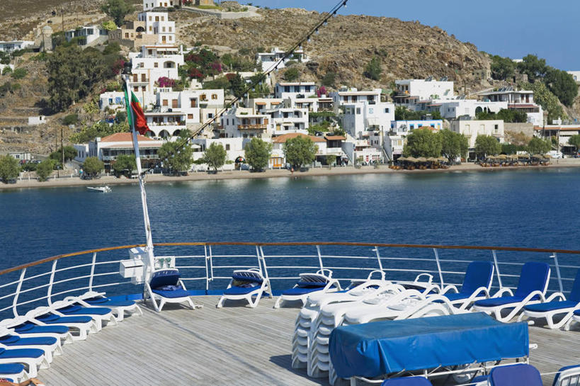 无人,家,横图,室外,白天,正面,旅游,度假,美景,山,山脉,植物,船,旗帜,椅子,希腊,欧洲,一排,一艘,阴影,整齐,光线,影子,房屋,躺椅,屋子,景观,山峰,公寓,山峦,娱乐,旗子,洋房,楼房,游轮,住宅,游船,树,树木,排列,蓝色,绿色,蓝天,天空,阳光,自然,交通工具,群山,天,享受,休闲,景色,放松,生长,晴朗,成长,沙滩椅,队列,自然风光,载具,希腊共和国,万里无云,旅游船,旌旗,旗号,佐泽卡尼索斯群岛,晴空,晴空万里,彩图,房子,帕特莫斯岛