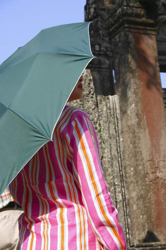 西方人,一个人,寺庙,站,竖图,室外,白天,旅游,度假,名胜古迹,标志建筑,地标,建筑,欧洲,柬埔寨,欧洲人,亚洲,仅一个年轻女性,仅一个女性,仅一个人,阴影,服装,节日,遗迹,光线,伞,影子,雨伞,遮阳伞,燃烧,休闲装,古迹,文化,文物,娱乐,阳伞,建设,古建筑,背面,衣服,蓝色,蓝天,天空,阳光,香火,庙宇,天,祈祷,站着,享受,休闲,健康,休闲服,旅游胜地,放松,许愿,遮,遮掩,宗教,服饰,东南亚,信仰,晴朗,纪念,祈求,掩盖,太阳伞,遮挡,古文明,遮盖,万里无云,高棉,塔普伦寺,塔布茏寺,柬埔寨王国,掩饰,道观,吉蔑,平安,年轻女性,女人,女性,白种人,晴空,晴空万里,站立,半身,彩图,庙,寺