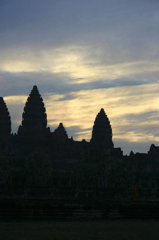 无人,寺庙,竖图,室外,白天,正面,旅游,度假,名胜古迹,日落,标志建筑,地标,建筑,吴哥窟,柬埔寨,亚洲,阴影,节日,遗迹,光线,影子,晚霞,霞光,落日,背光,古迹,文化,文物,娱乐,建设,古建筑,阳光,黄昏,庙宇,祈祷,享受,休闲,健康,旅游胜地,彩霞,放松,许愿,宗教,佛教,信仰,纪念,祈求,逆光,古文明,吴哥寺,高棉,柬埔寨王国,吉蔑,释教,夕照,平安,夕阳,彩图,庙,寺,斜阳