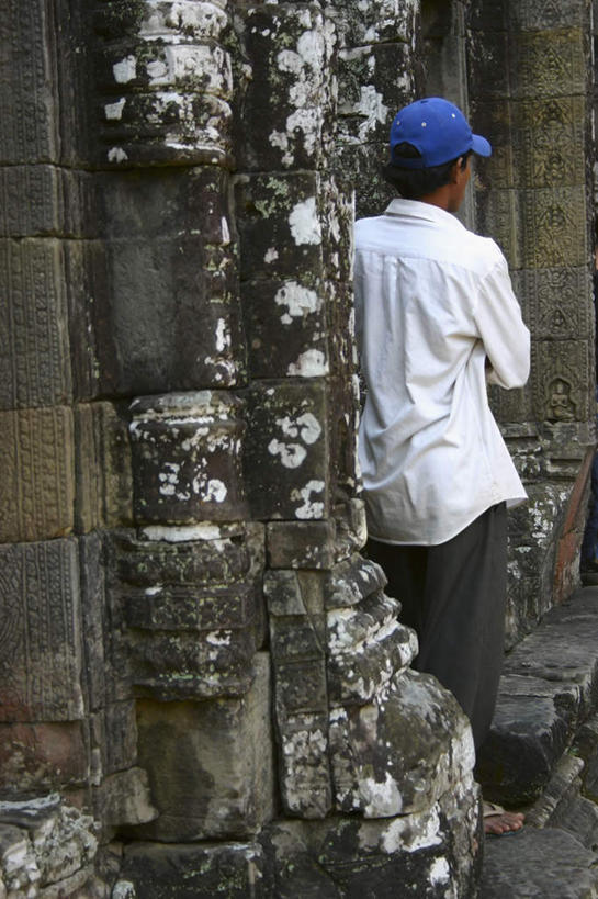 西方人,一个人,寺庙,站,竖图,室外,白天,旅游,度假,名胜古迹,标志建筑,地标,建筑,帽子,雕塑,欧洲,柬埔寨,欧洲人,亚洲,仅一个男性,仅一个人,服装,节日,遗迹,艺术,装饰,雕刻,雕像,燃烧,休闲装,古迹,文化,文物,娱乐,建设,运动帽,古建筑,石雕,仅一个年轻男性,背面,衣服,香火,工艺品,庙宇,祈祷,站着,享受,休闲,健康,休闲服,鸭舌帽,旅游胜地,放松,许愿,宗教,服饰,东南亚,信仰,纪念,祈求,美术,主题,陈列,古文明,高棉,塔普伦寺,塔布茏寺,柬埔寨王国,功能,美学,道观,吉蔑,平安,男人,男性,年轻男性,白种人,站立,半身,彩图,庙,寺