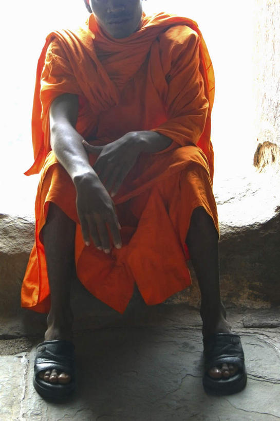 一个人,和尚,坐,竖图,室外,白天,正面,凉鞋,鞋子,吴哥窟,柬埔寨,亚洲,仅一个男性,仅一个人,阴影,光线,影子,仅一个年轻男性,阳光,橙色,搭,搭着,吴哥寺,高棉,柬埔寨王国,吉蔑,法衣,男人,男性,年轻男性,亚洲人,印度人,僧人,坐着,半身,彩图,僧衣