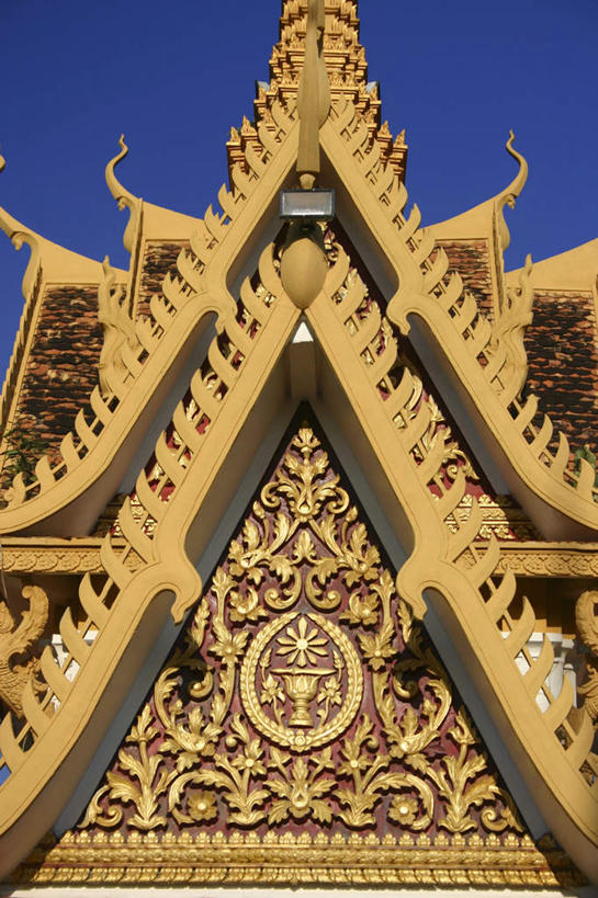 无人,宫殿,竖图,室外,特写,白天,仰视,旅游,度假,名胜古迹,标志建筑,地标,建筑,柬埔寨,亚洲,阴影,遗迹,装饰,光线,影子,屋顶,首都,顶棚,古迹,文物,娱乐,建设,古建筑,蓝色,蓝天,天空,阳光,天,享受,休闲,旅游胜地,放松,东南亚,晴朗,华丽,修饰,点缀,古文明,万里无云,高棉,金边皇宫,柬埔寨王国,衬托,美观,雅致,雅观,吉蔑,金边市,四臂湾大皇宫,晴空,晴空万里,彩图,低角度拍摄,皇宫,金边