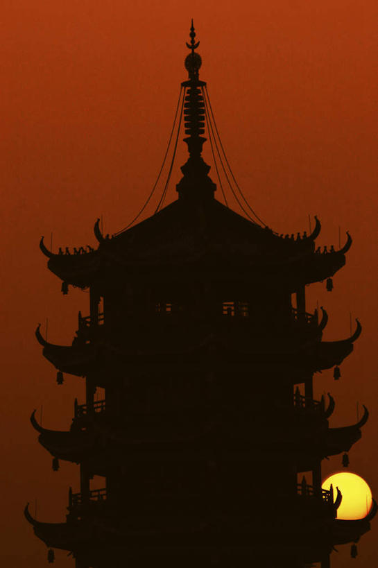 无人,寺庙,竖图,室外,白天,仰视,旅游,度假,名胜古迹,日落,太阳,标志建筑,地标,建筑,桂林,中国,亚洲,遗迹,晚霞,霞光,落日,塔,背光,古迹,文物,娱乐,建设,古建筑,宝塔,黄昏,庙宇,享受,休闲,旅游胜地,彩霞,放松,广西,逆光,古文明,东亚,广西壮族自治区,中华人民共和国,桂林市,桂,华南地区,夕照,浮图,浮屠,夕阳,彩图,低角度拍摄,庙,寺,斜阳