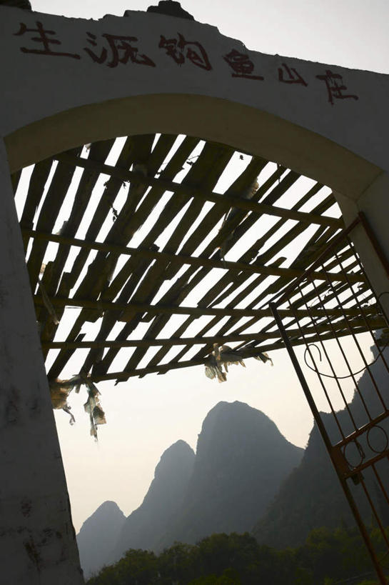 无人,竖图,室外,白天,仰视,旅游,度假,美景,山,山脉,桂林,中国,亚洲,阴影,光线,标志,文字,影子,字符,墙,景观,山峰,山峦,破坏,娱乐,标识,破损,墙壁,墙面,蓝色,蓝天,天空,阳光,自然,群山,天,享受,休闲,汉字,景色,放松,晴朗,广西,损坏,中文,自然风光,东亚,万里无云,广西壮族自治区,中华人民共和国,桂林市,桂,华南地区,国文,华文,晴空,晴空万里,彩图,低角度拍摄