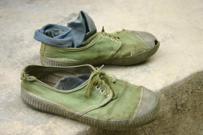 无人,横图,俯视,室外,特写,白天,楼梯,静物,鞋子,一双,阶梯,台阶,绿色,帆布鞋,休闲鞋,彩图,高角度拍摄