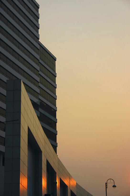 无人,高楼大厦,竖图,室外,白天,仰视,度假,美景,日落,城市风光,城市,大厦,建筑,路灯,摩天大楼,照明,香港,中国,亚洲,景观,晚霞,霞光,落日,灯光,娱乐,灯,黄昏,享受,休闲,景色,彩霞,放松,照亮,港,照明设备,东亚,九龙,香港特别行政区,港澳台,中华人民共和国,九龙半岛,夕照,夕阳,彩图,低角度拍摄,大楼,高层建筑,高楼,摩天楼,斜阳