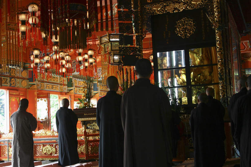 东方人,四个人,和尚,站,横图,室内,白天,旅游,度假,名胜古迹,植物,标志建筑,地标,建筑,照明,香港,中国,亚洲,阴影,遗迹,反射,盆栽,影子,灯光,盆景,祝福,黄种人,古迹,文物,娱乐,建设,古建筑,吊灯,灯,虔诚,背面,绿色,自然,灯具,祈祷,双手合十,站着,享受,休闲,旅游胜地,放松,生长,成长,照亮,港,照明设备,感谢,合掌,古文明,东亚,大屿山,宝莲寺,合十礼,合掌礼,香港特别行政区,港澳台,中华人民共和国,合十,莲华合掌,感恩,法衣,宝莲禅寺,大濠岛,荃湾区,男人,男性,中年男性,亚洲人,僧人,站立,半身,彩图,僧衣