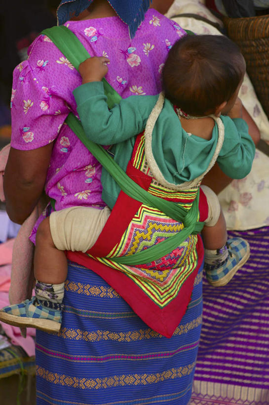 东方人,婴儿,儿童,背,两个人,家庭,母亲,站,竖图,室外,白天,民族服装,纯洁,亚洲,黄种人,小孩,背面,绳子,站着,温暖,温馨,一家人,可爱,母爱,童年,童趣,活泼,背带,捆绑,绳索,和睦,宝宝,童真,纯真,烂漫,无邪,绑缚,母婴,伶俐,天真,年轻女性,女人,女性,亚洲人,孩子,年轻人,站立,半身,彩图,传统服装,民俗服,融洽