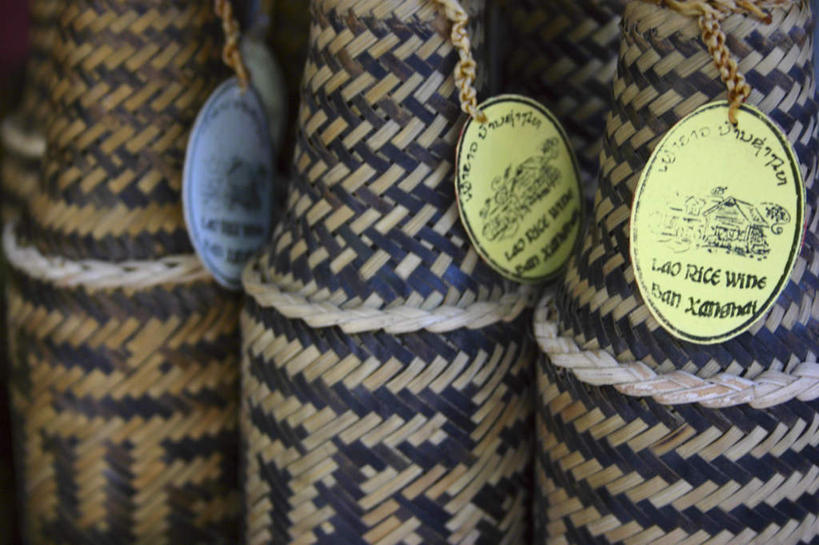 无人,横图,室内,特写,白天,正面,老挝,亚洲,一排,阴影,整齐,光线,标签,影子,红酒瓶,玻璃制品,酒瓶,排列,三个,阳光,玻璃瓶,瓶子,东南亚,葡萄酒瓶,队列,琅勃拉邦,首府,老挝人民民主共和国,琅勃拉邦省,銮佛邦,彩图