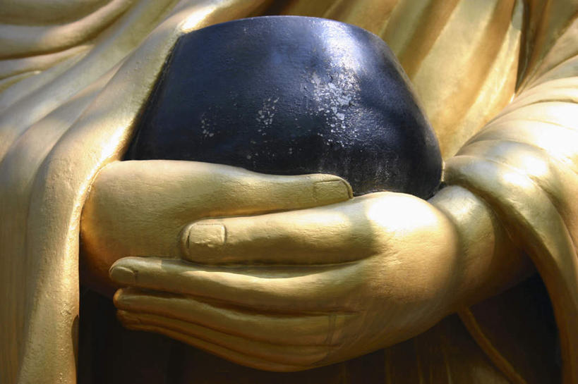 东方人,手,一个人,无人,捧,横图,室内,特写,白天,正面,旅游,度假,标志建筑,地标,建筑,雕塑,老挝,亚洲,双手,仅一个男性,仅一个人,阴影,艺术,装饰,光线,雕刻,雕像,影子,首都,黄种人,娱乐,建设,仅一个年轻男性,阳光,工艺品,享受,休闲,手部,金色,旅游胜地,放松,东南亚,纪念,美术,主题,陈列,万象,功能,美学,老挝人民民主共和国,男人,男性,年轻男性,亚洲人,端,端着,捧着,手捧,半身,彩图